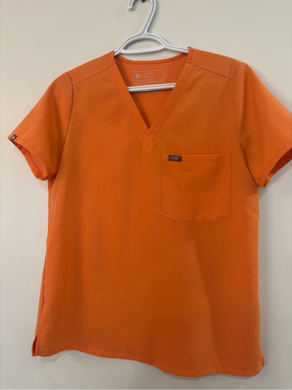 Orange fig scrub top read description